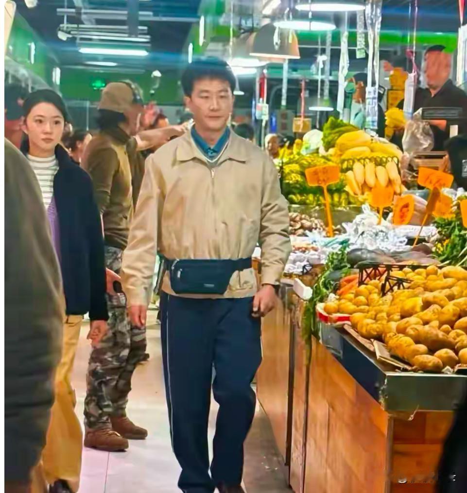 40岁黄轩现身北京菜市场买菜，腰间系着腰包，打扮朴素叔味好重！[灵光