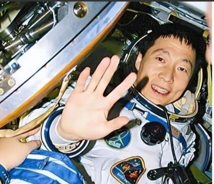 杨利伟为什么后来再也没有登天？其实，他能够活着回到地球就已经是万幸，在他攀登太空