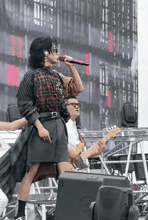 华晨宇在搞怪的路上越走越偏，快偏到他姥姥家去了。华晨宇对艺术的理解有误区，还很坚