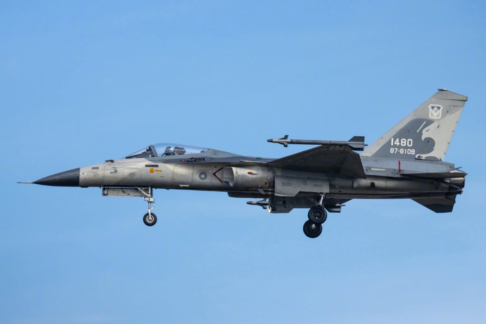 航空君航空科普有传闻对岸在为IDF测试换装AESA，这么小身板，拖得动