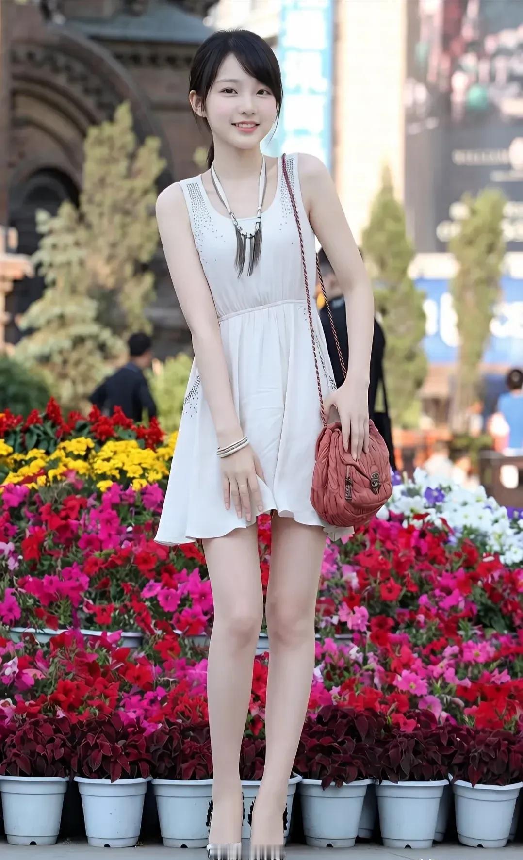 夏日清新穿搭，白色连衣裙搭配花海，少女感十足！🌸👗💃