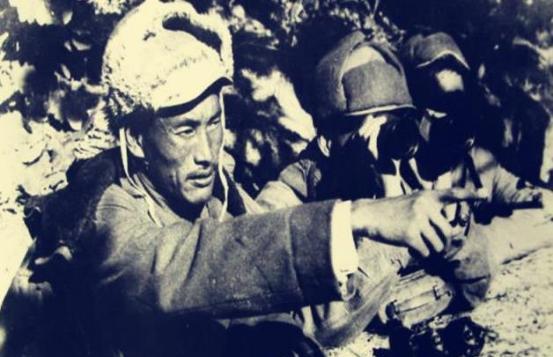 1950年，一志愿军战士冲上敌人阵地后，眼前的景象却让他傻眼了，因为他发现美军好