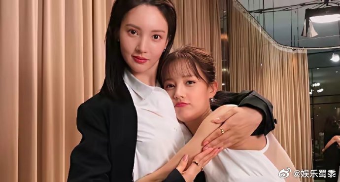 以后再也不说金晨是整容脸了，她和她妈妈是公用一张脸的。