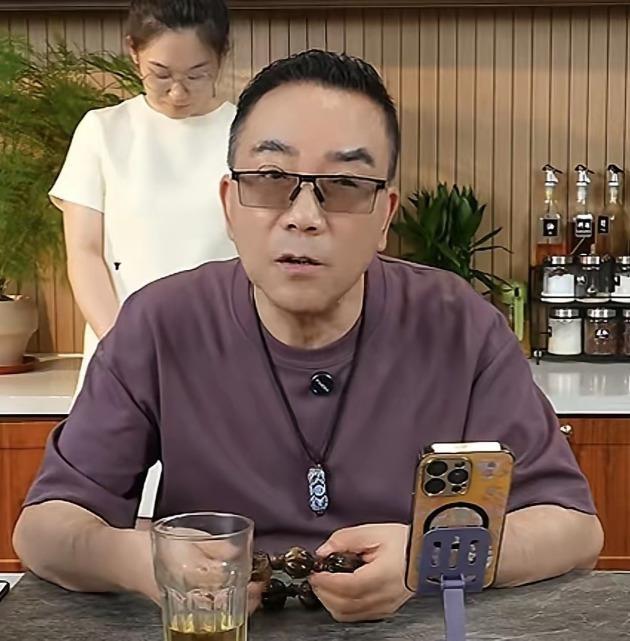 直播间里，杨议那一拍桌子，多少人看着心里跟着颤了一下。不是他不近人情，是那句“你