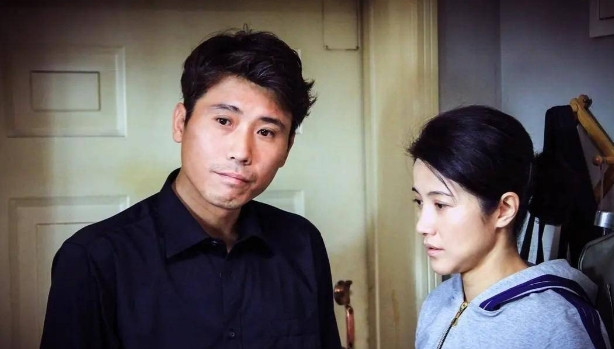 2015年，李乃文和颜丙燕有一场吻戏，刚一拍完颜丙燕就略带生气的说：“你亲你媳妇