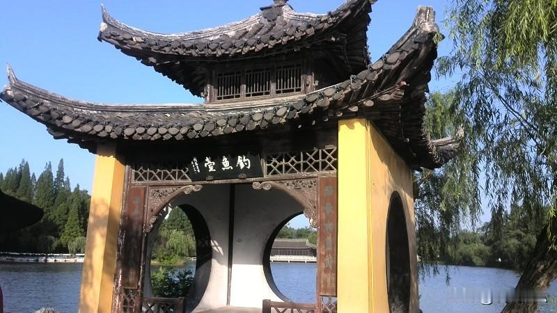 瘦西湖：钓鱼台凭栏远眺，两景入画，湖光亭影相映，尽显瘦西湖灵秀雅致之韵！