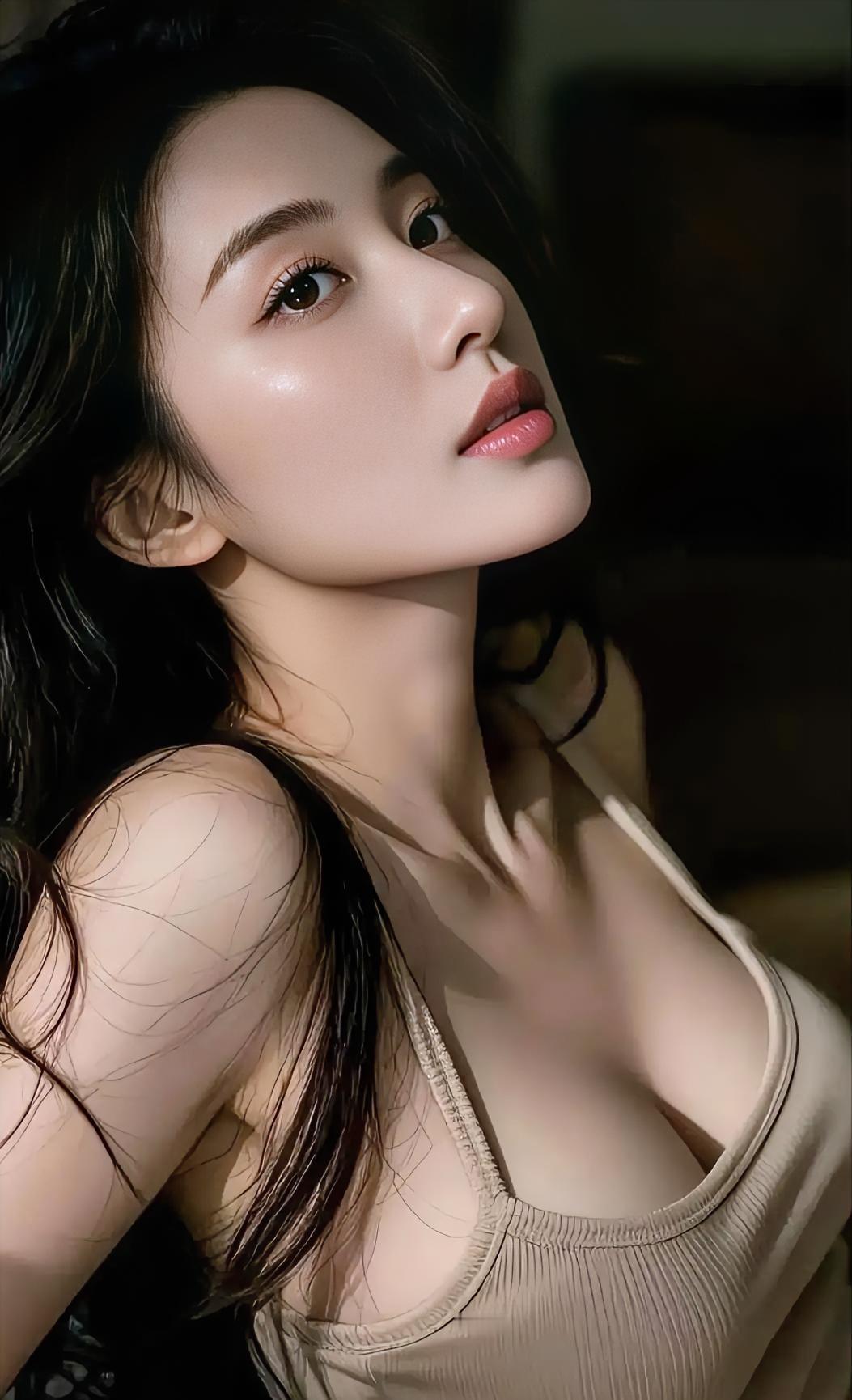 暗里透进一束光，发丝轻搭在肩上。肩线温柔，呼吸缓慢，眼神盛着安静的亮