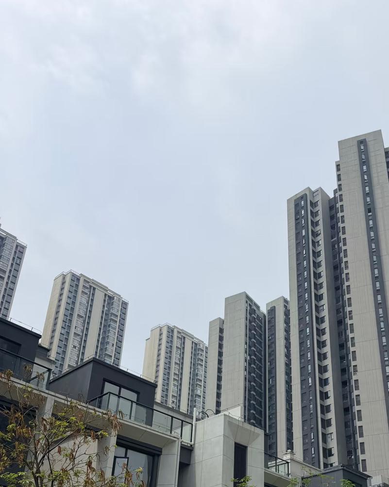 一个同事本来有一套小点的房子，就两口子也没孩子，她自己也挣不了几个钱，靠他老公在