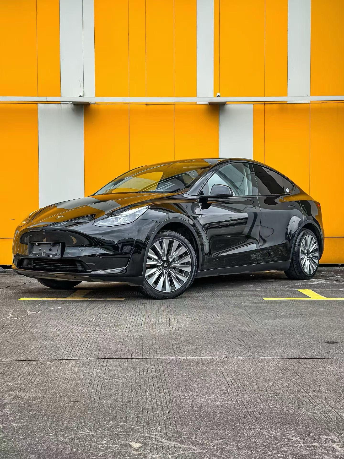 #特斯拉modely2023年的特斯拉ModelY后轮驱动版，是我一手开下来的精品车况，已经跑了7万