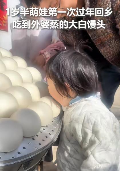 “1岁半的宝宝上人民日报了！”近日甘肃天水，一个1岁半的萌娃第一次过年回外婆家，