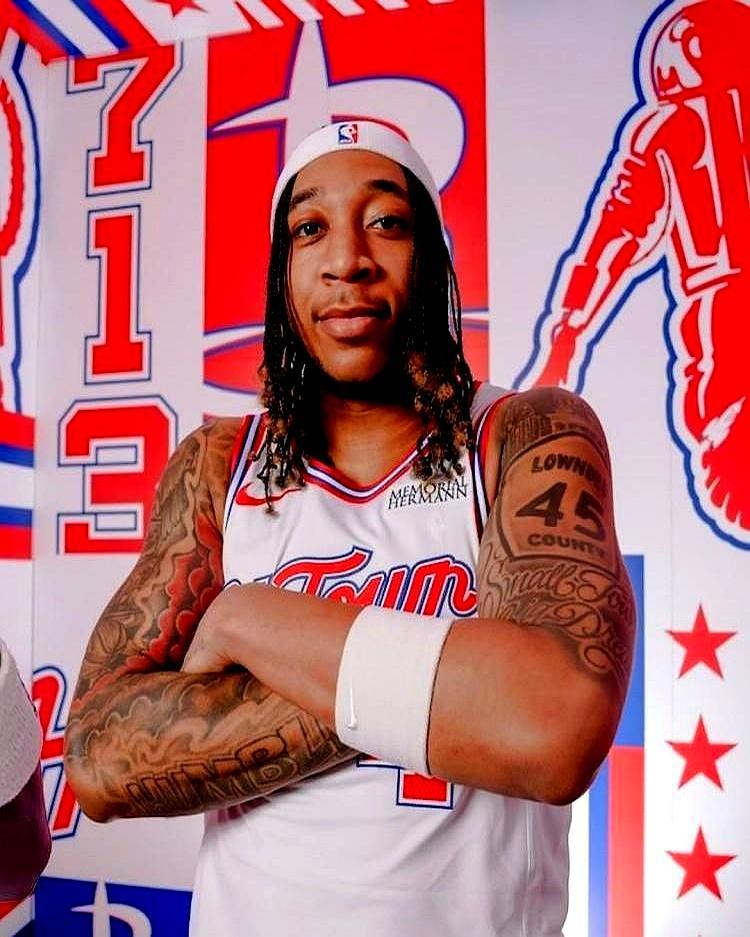 刚被交易到活塞队，新合同揣兜里还没捂热，几个小时后，人没了。费城为了腾空间