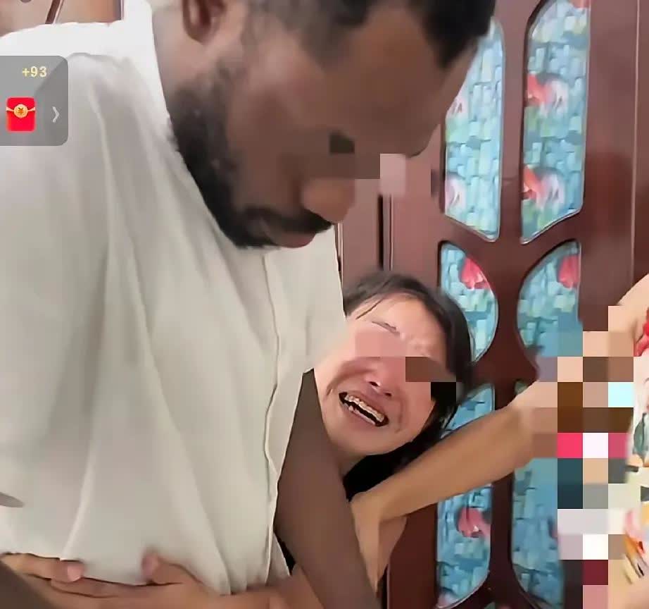 非洲黑人是有什么魔力呀，竟然令到这位女子死心塌地的要跟他走，家里人拦都拦不住，