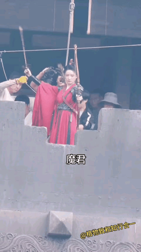 女演员动作太敷衍，摄影师倒是挺敬业，别看女演员手无缚鸡之力，却演一个征战沙场的侠