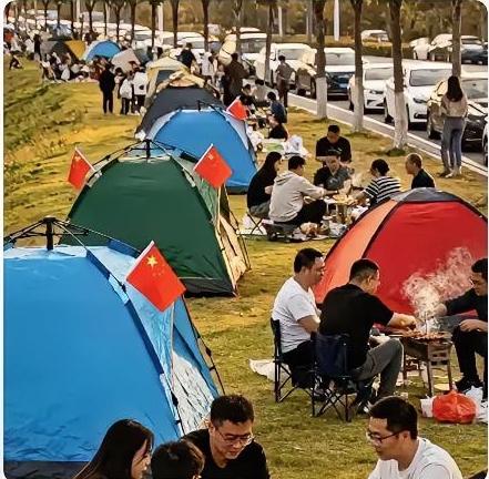 大家能想到吗？为什么帐篷住宿会逐渐取代酒店呢？主要是因为年轻人的消费认知和经