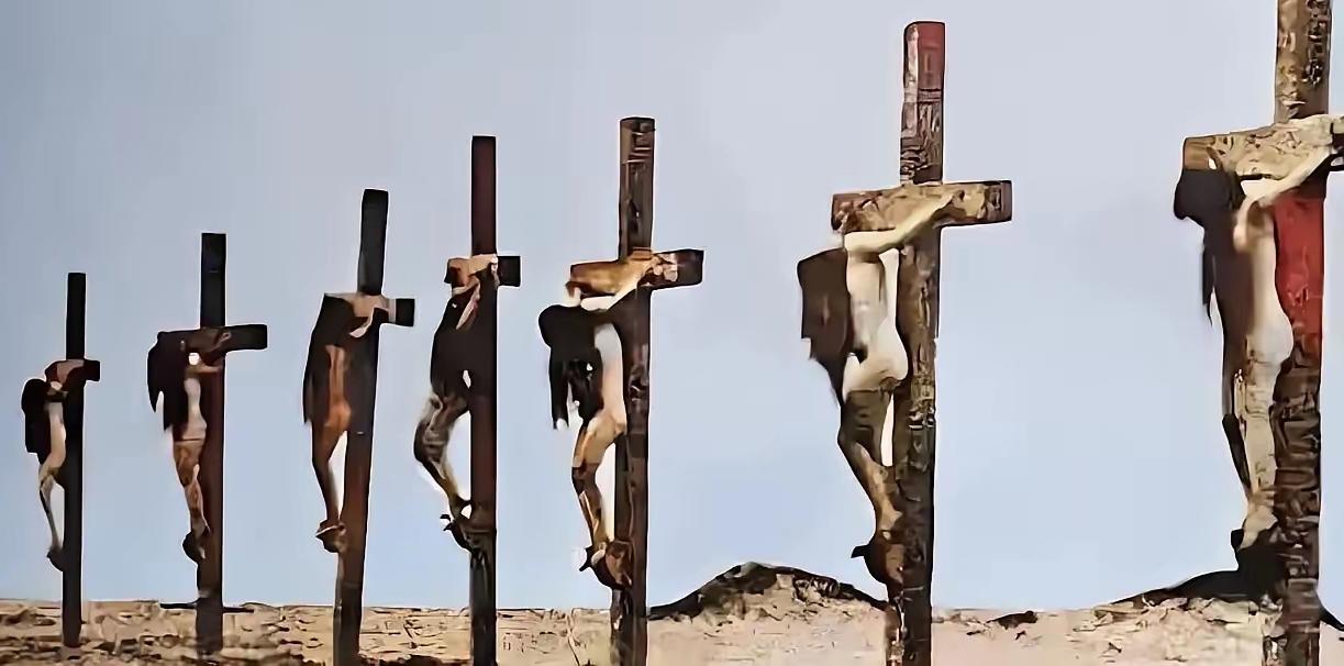 这张触目惊心的照片你一定刷到过！八位少女被钉在十字架上的惨状，远比镜头呈现的更让