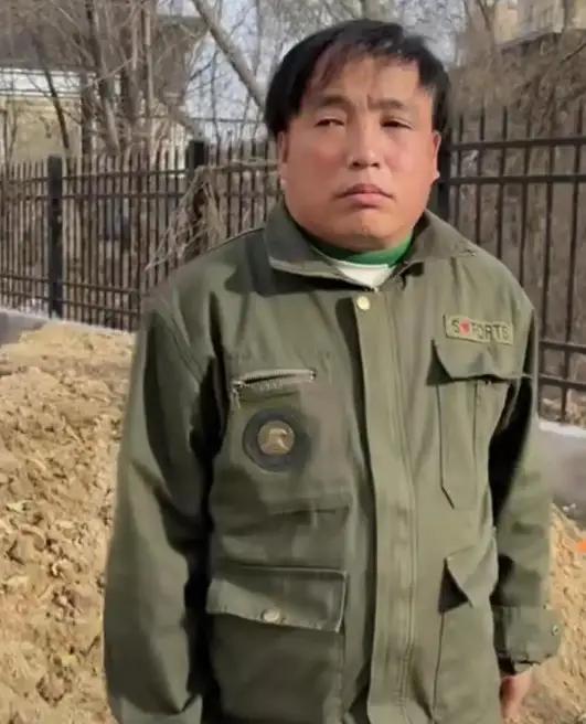 2008年，宋小宝拜访师傅赵本山时说：“你能不能收我一个朋友为徒？他有极高的喜剧