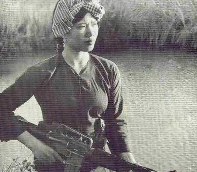 1975年，数百名美军惨死在越南女特工阮文慧手下。当时美军悬赏10万想要抓到她，