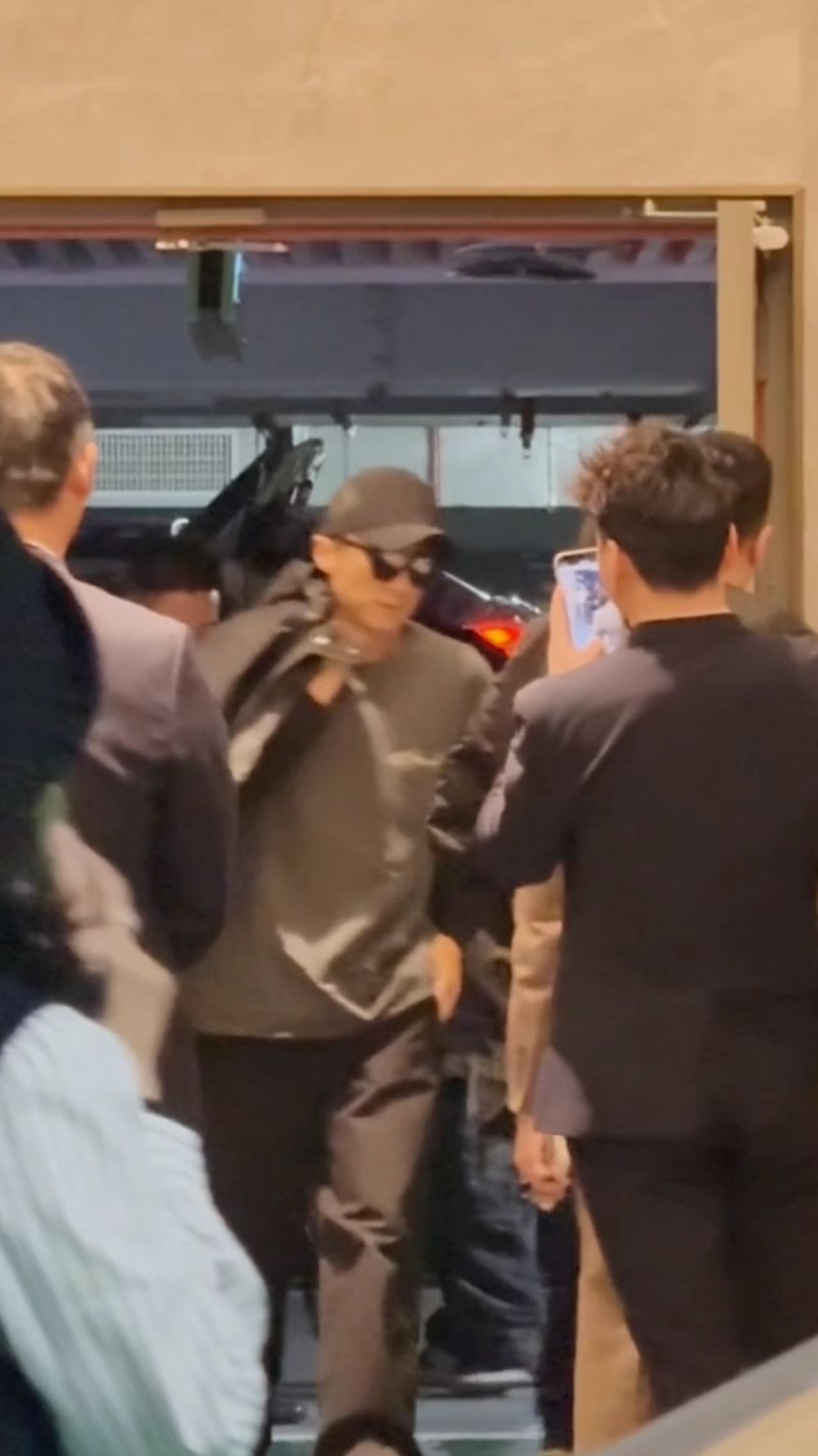 泉州偶遇谢霆锋泉州偶遇谢霆锋生图封神！原相机直出颜值抗打，下颌线超绝，岁月只沉淀