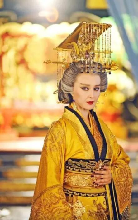 唐朝一宰相写了“青鹅”二字，惨被武则天砍头，众大臣疑惑不解，武则天却冷冷说道：“