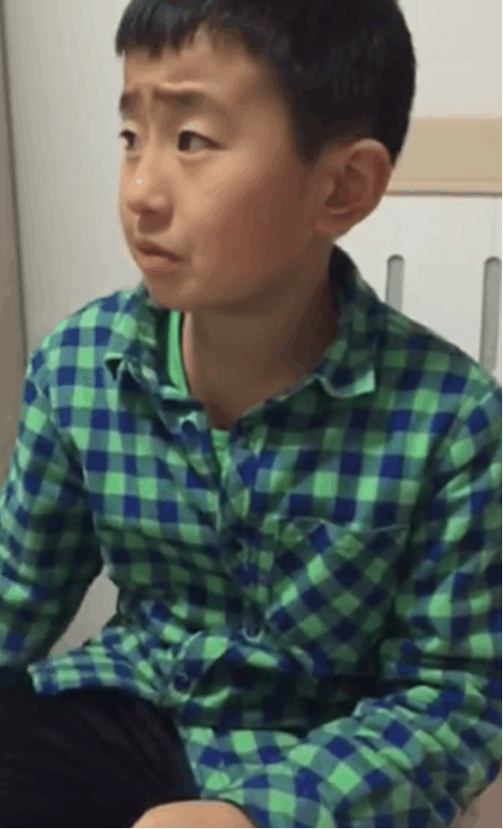小男孩为了阻止母亲生二胎放出狠话, “你敢生我就敢死! ”逗笑了网友!
