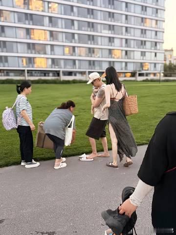 陈伟霆抱娃，何穗一身露背长裙，太美