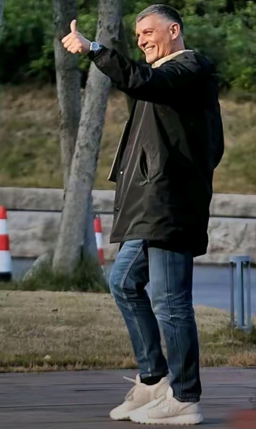 中超唯一带队排名第一还被喊下课的教练可能非蓉城主教练阿洛伊西莫属了！不过喊他下课