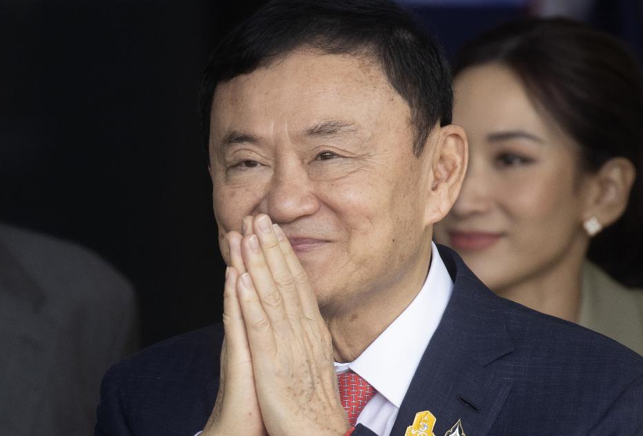 佩通坦下台，原先回到泰国的他信怕被重新清算，于是连夜逃出泰国。他信因为之前被