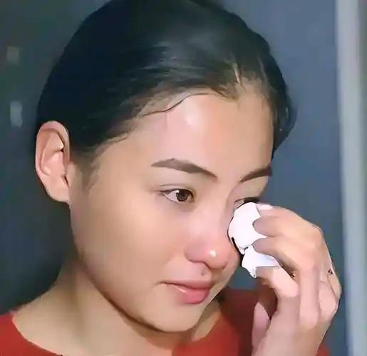 张柏芝最近的情况，向太如果知道的话，又得摇头！张柏芝最近的情况很糟糕，传言说