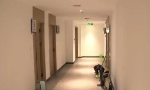 浙江，情侣俩入住了酒店，做完了欢快的事情，二人就各自放松。这时房门突然被打开，闯