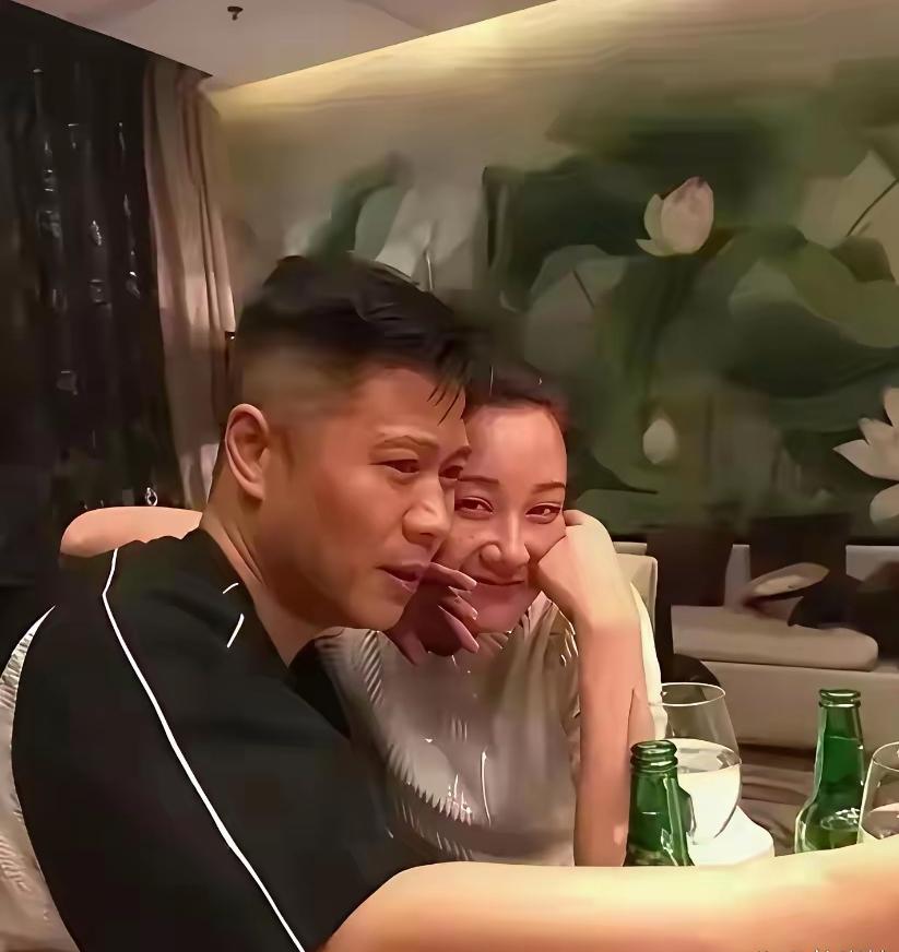 57岁许晴私下聚会状态惹热议！聚会尽兴饮酒，脸颊绯红。她和一众男性好友亲密相拥，