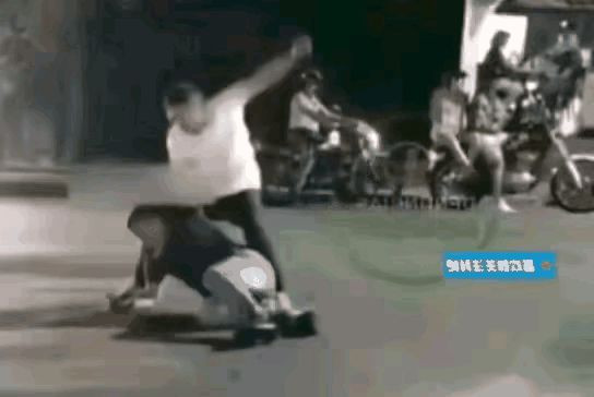 一名男子和别人发生争执，被人家按在地上揍。正被打的惨叫连连，无力还手之际。剽悍的