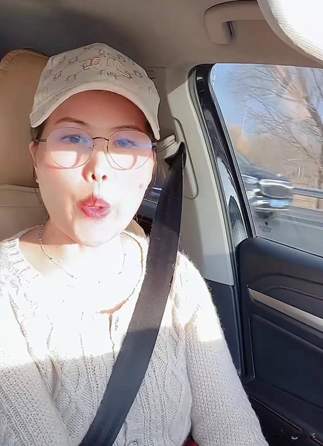 小杨阿姨今天放假回河南老家了！她从玥儿和箖箖放假开始，就和筱梅妈妈住在张兰家里