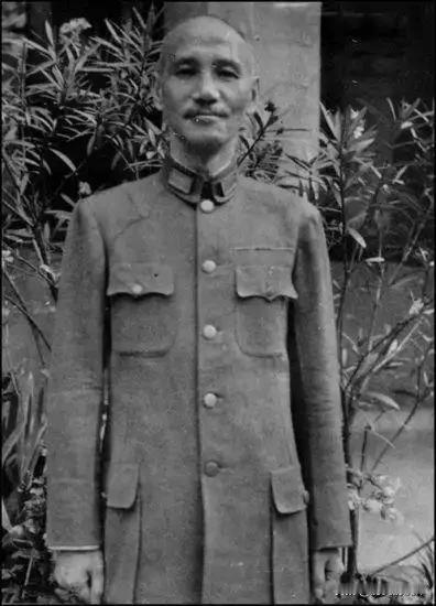 6000解放军身陷三万敌军重围一个“地主”竟成突围关键1946年，600