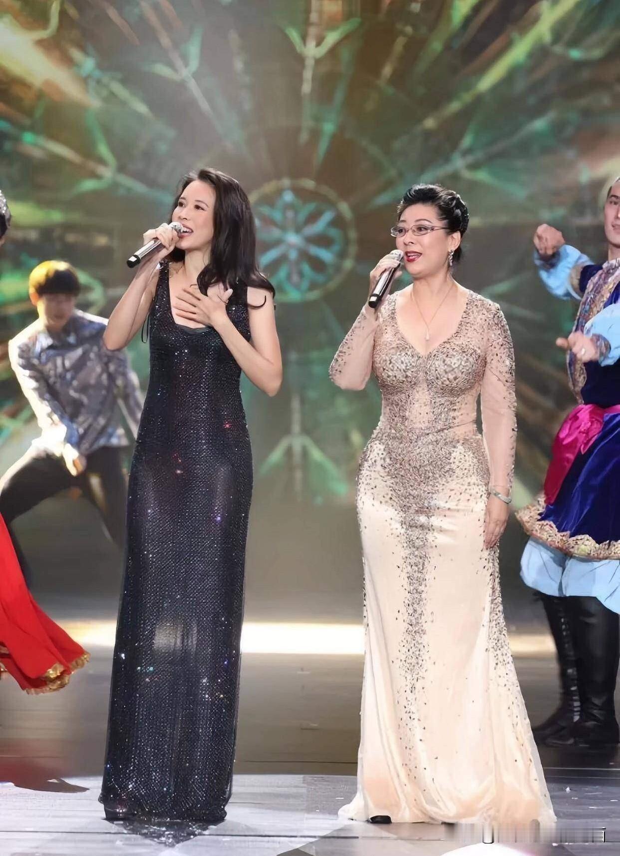 这两位歌唱家，一个是清冷俊俏型的，一个是热情奔放型的，两个人的穿衣打扮不一样，风