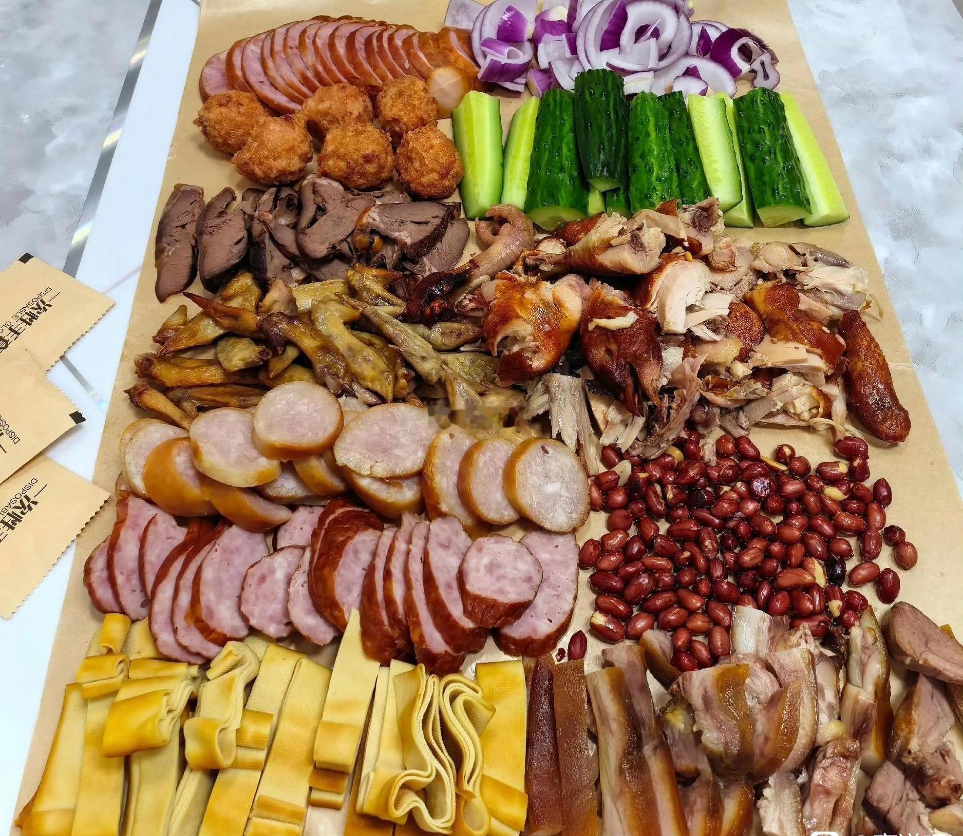 两份拼菜都是100元，是你会选哪份？