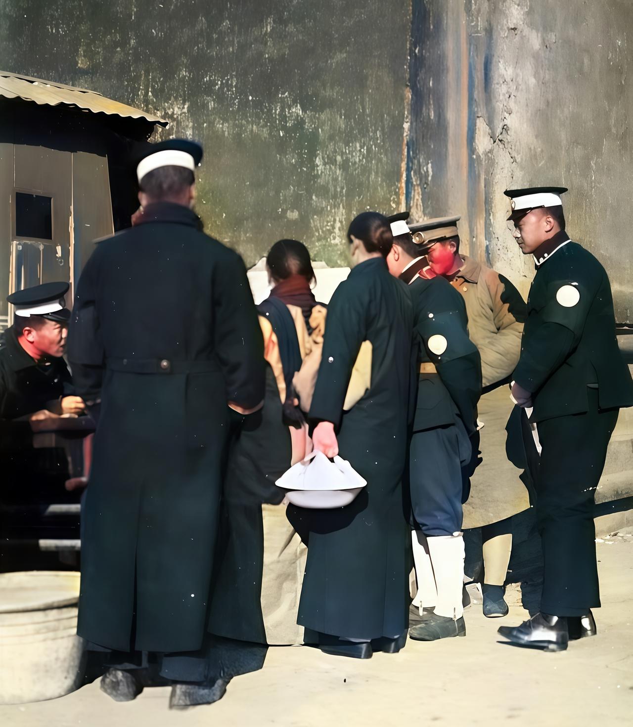 这是一九二四年紫禁城内上百名宫女被要求限期出宫。军警早已在神武门设立关卡开箱查验