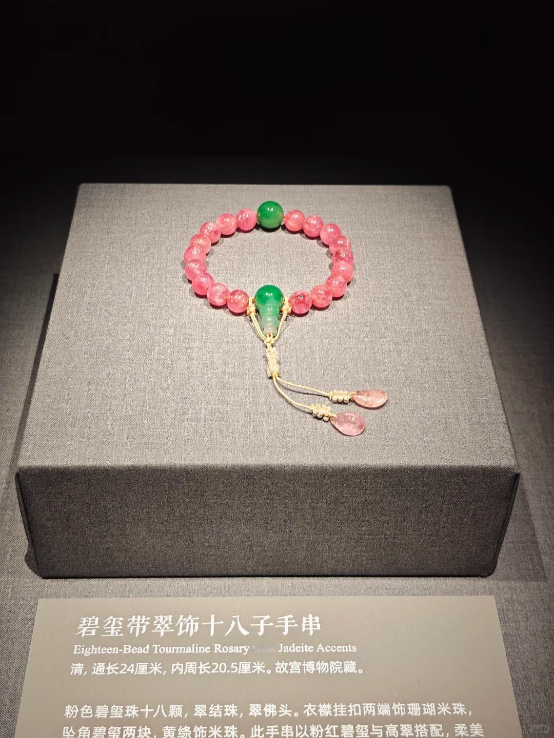 逛世博会博物馆，大饱眼福，老祖宗留下的宝贝实在太让人着迷啦！展厅里华丽的明黄