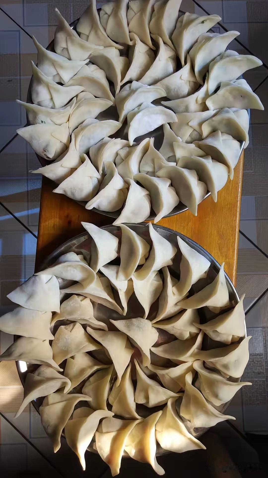 跟儿媳同住4年了，她时常犯懒，衣服堆两天才洗，周末经常睡到十点多。但压根不影响我