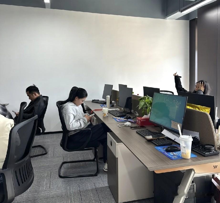 公司的一名技术小组长因为年度涨薪名单里没有他，坚决要年前离职，公司本着“要去的留