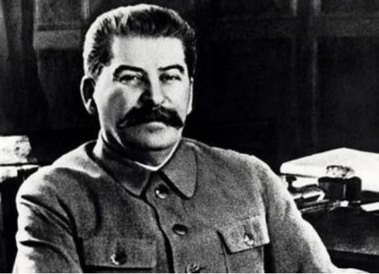 斯大林晚年已经不再使用正规的国家机构和议事规程管理苏联，他依赖的是一个亲信们组成