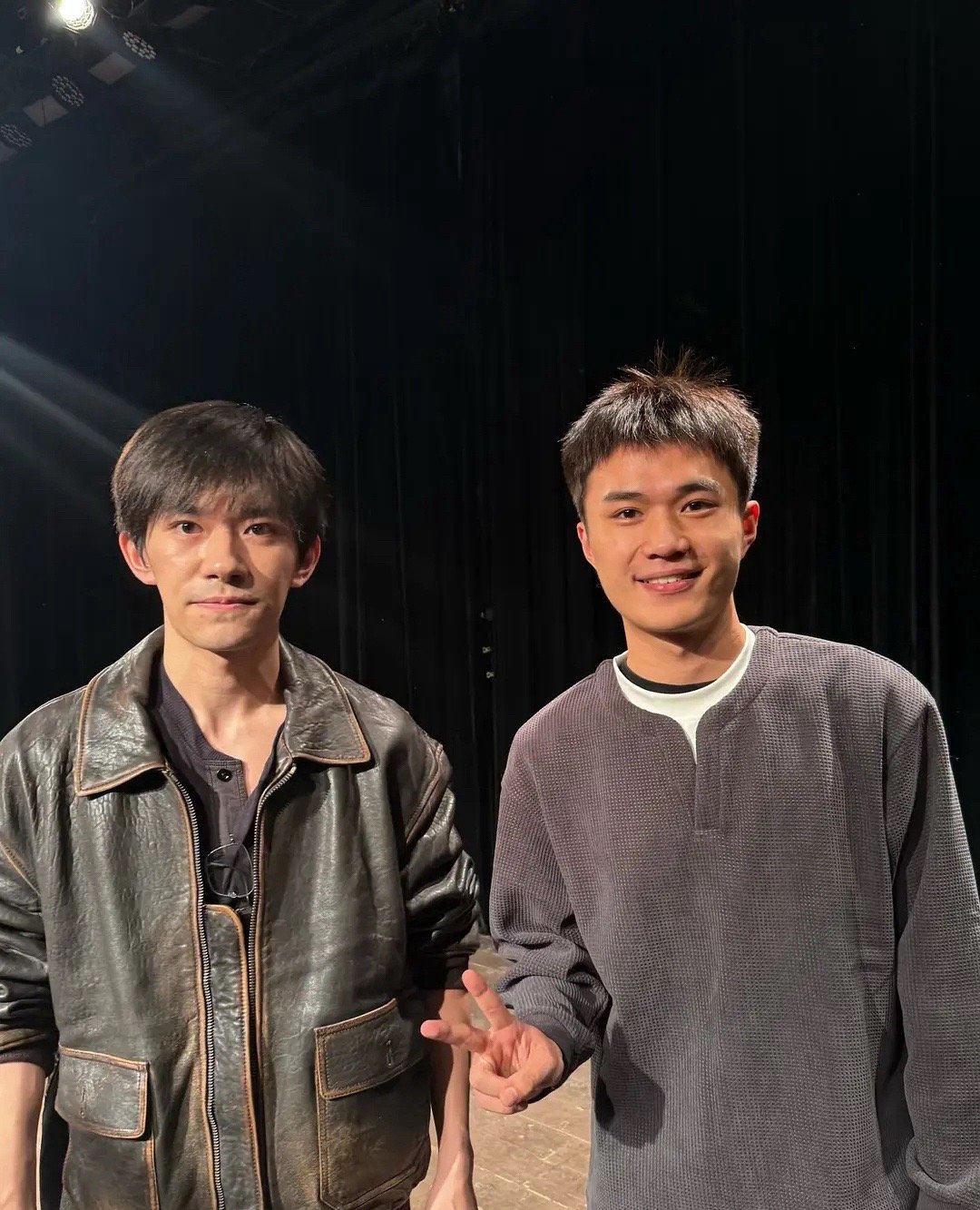 易烊千玺毕业照易烊千玺不是才20多吗，泪沟和法令纹那么重​​​