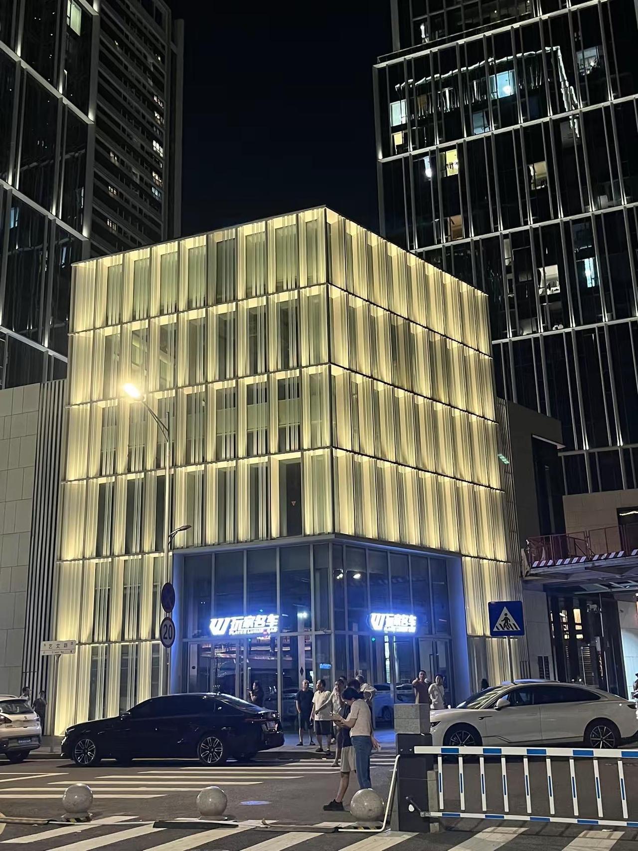 笋岗新商业体，被一堆“烂尾楼”挡住了😂今晚去罗湖笋岗新开的一个商业体参加活动