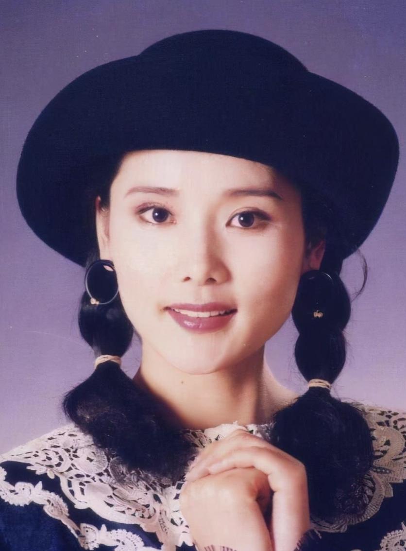 何赛飞，绝对是整个文艺圈里，最有气质的女人！从年轻时美到现在，几乎没人可以超越她