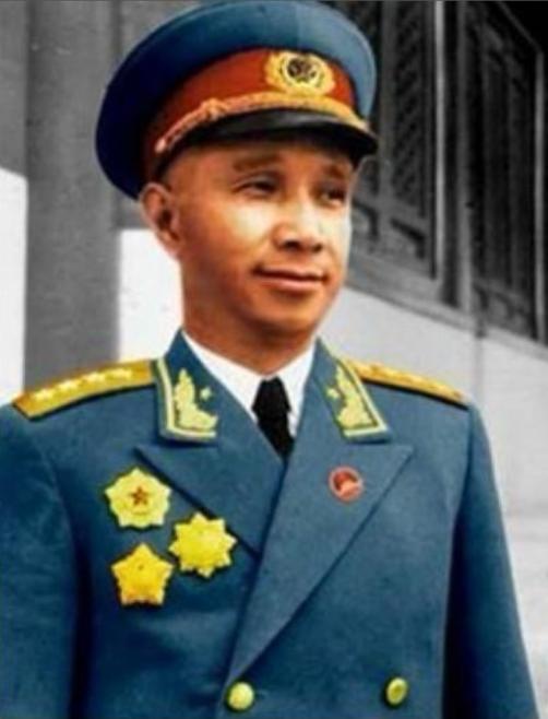 1948年，济南战役，粟裕全歼守军十万，活捉王耀武，怒火攻心的蒋介石下达了刺杀粟