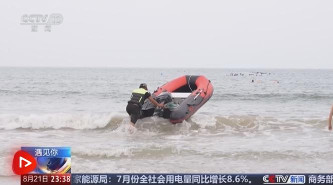 一定要上“感动中国”！山东威海，一家三口去海边玩，父子俩不慎被海浪卷走，母亲急得