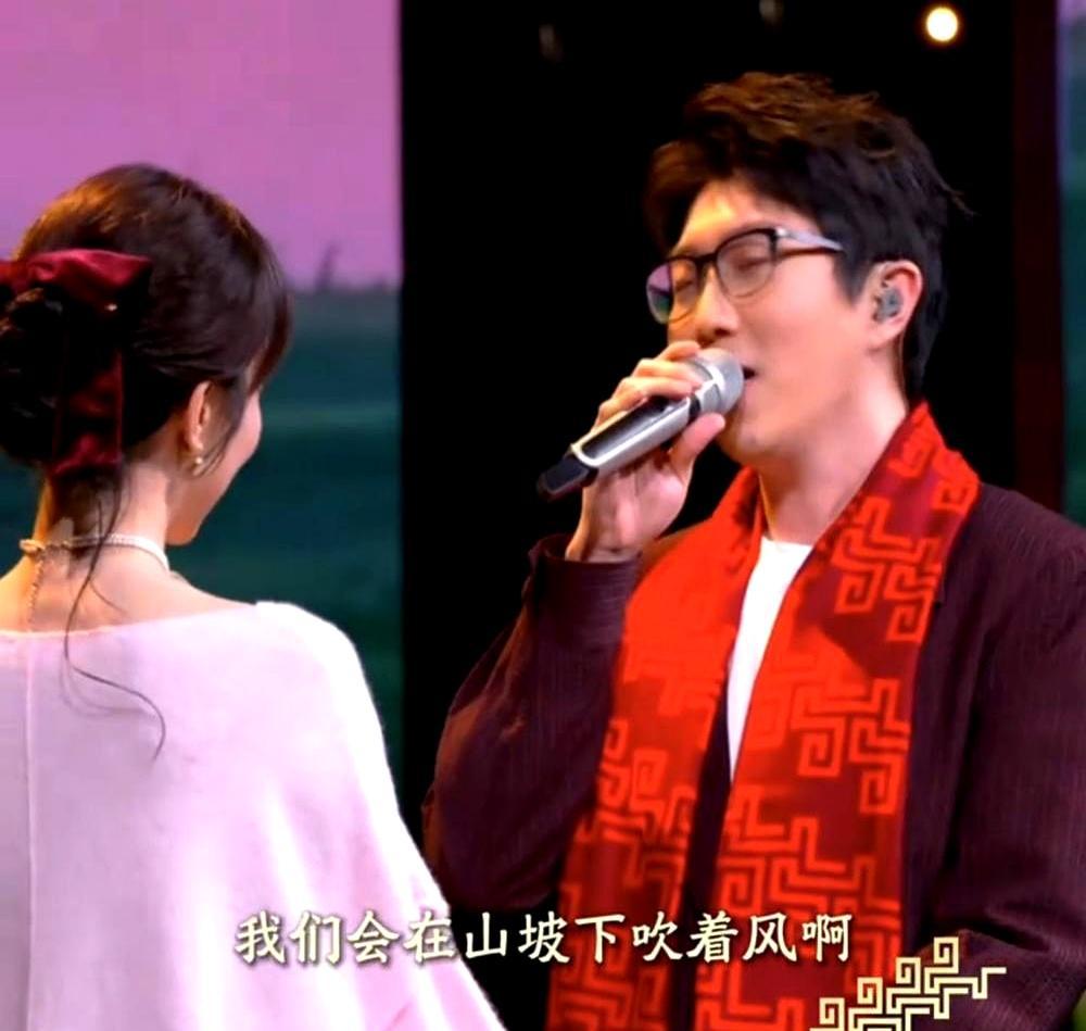 央视元宵晚会创下7.89%收视巅峰的瞬间，竟然是一个差点毁掉节目的播出事故。姜妍