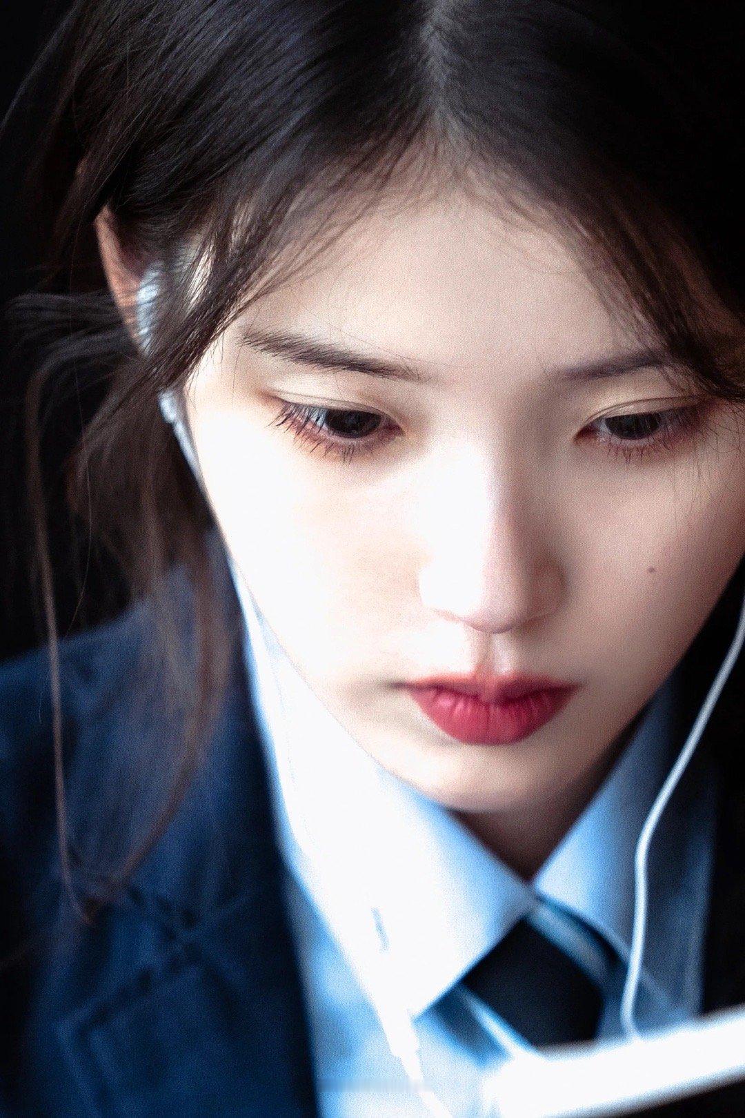 IU“我试着打开她忧郁的封缄💌”​​​