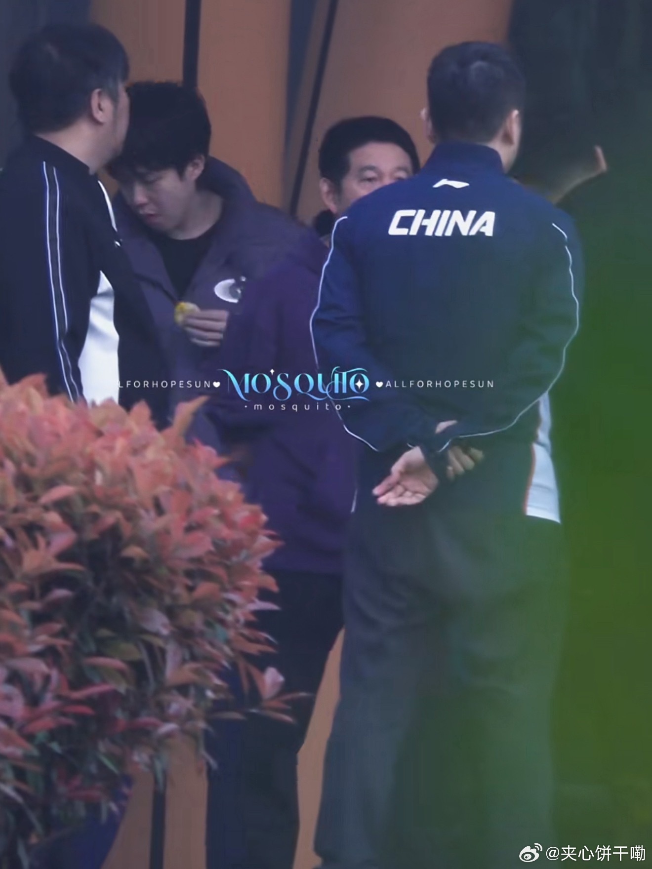 开早会还没吃完早餐的大头