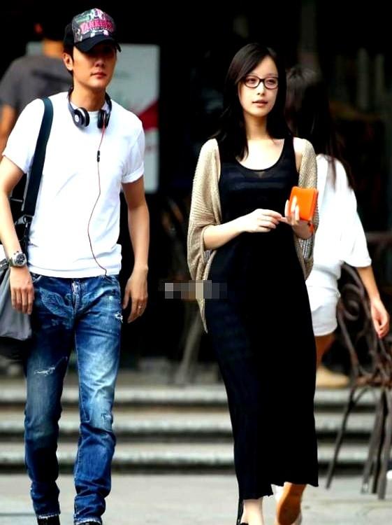 冯绍峰这状态，真是肉眼可见地变了。跟倪妮那会儿，俩人像没长大的小孩，机场勾肩