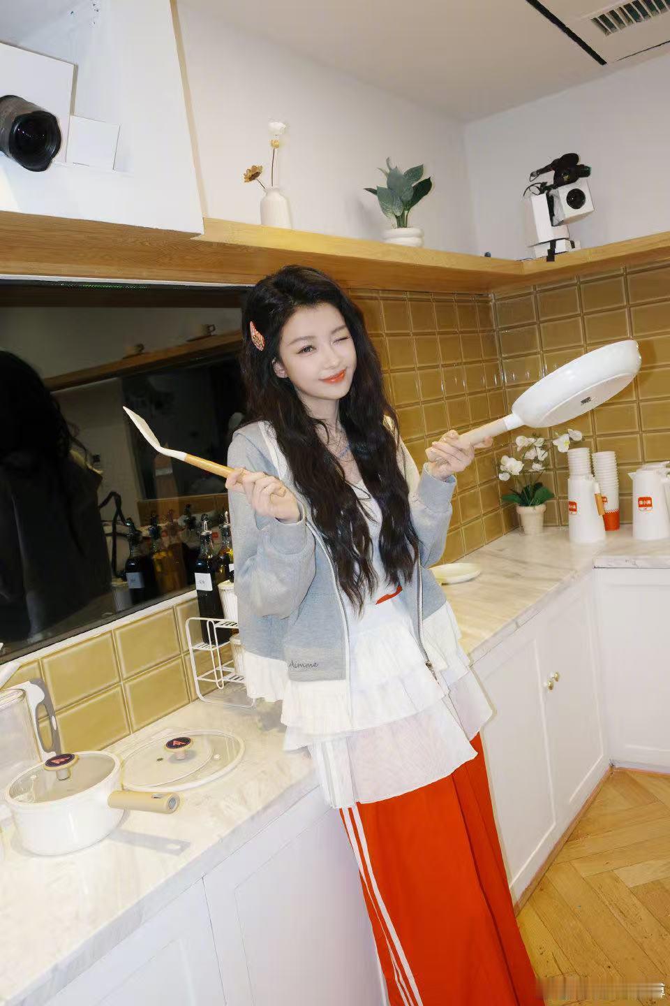 孙怡回浪姐宿舍孙怡的宿舍照有一种神奇的治愈力，看着看着心情就变好了。回到长沙的